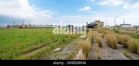 Carrozze ferroviarie passeggeri distrutte, fatiscenti e abbandonate accanto alla stazione ferroviaria in disuso nella città di Barreiro-Portogallo. Foto Stock