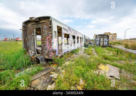 Carrozze ferroviarie passeggeri distrutte, fatiscenti e abbandonate accanto alla stazione ferroviaria in disuso nella città di Barreiro-Portogallo. Foto Stock