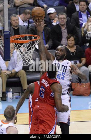 22 gennaio 2014 - Charlotte, NC, USA - Charlotte Bobcats al Jefferson (25), destra, spara la palla sui Los Angeles Clippers DeAndre Jordan (6), sinistra, alla Time Warner Cable Arena di Charlotte, N.C., mercoledì 22 gennaio 2014. Bobcats ha vinto, 95-91. (Immagine di credito: © Robert Lahser/MCT/ZUMAPRESS.com) Foto Stock
