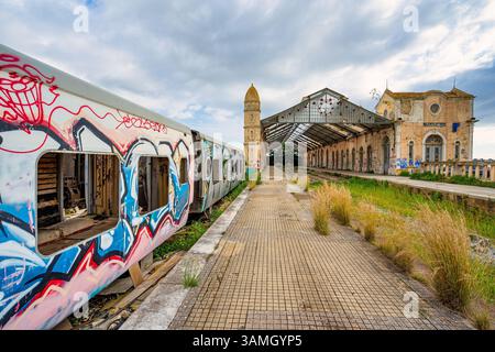 Carrozze ferroviarie passeggeri distrutte, fatiscenti e abbandonate accanto alla stazione ferroviaria in disuso nella città di Barreiro-Portogallo. Foto Stock