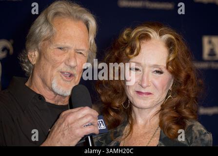 KRIS KRISTOFFERSON (22 giugno 1936 - 28 settembre 2024) uno studioso di Rhodes con uno stile di scrittura di canzoni e un carisma ruvido che divenne una superstar della musica country e Un attore di Hollywood, è morto a 88 anni. FILE FOTO: 23 gennaio 2014, Los Angeles, California, USA: KRIS KRISTOFFERSON e BONNIE RAITT sul Red carpet del ''A Song Is Born'', il 16° Annual GRAMMY Foundation Legacy Concert tenuto al Wilshire Ebell Theater. (Immagine di credito: © Prensa Internacional/ZUMAPRESS.com) Foto Stock