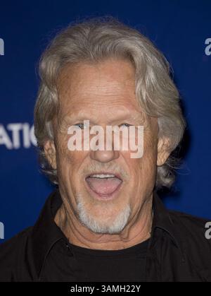 KRIS KRISTOFFERSON (22 giugno 1936 - 28 settembre 2024) uno studioso di Rhodes con uno stile di scrittura di canzoni e un carisma ruvido che divenne una superstar della musica country e Un attore di Hollywood, è morto a 88 anni. FILE FOTO: 23 gennaio 2014, Los Angeles, California, USA: KRIS KRISTOFFERSON sul tappeto rosso del ''A Song Is Born'', il 16° Annual GRAMMY Foundation Legacy Concert tenuto al Wilshire Ebell Theater. (Immagine di credito: © Prensa Internacional/ZUMAPRESS.com) Foto Stock