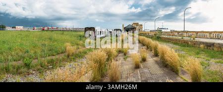 Carrozze ferroviarie passeggeri distrutte, fatiscenti e abbandonate accanto alla stazione ferroviaria in disuso nella città di Barreiro-Portogallo. Foto Stock