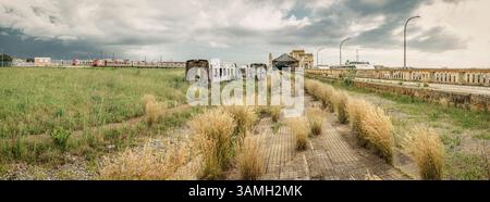 Carrozze ferroviarie passeggeri distrutte, fatiscenti e abbandonate accanto alla stazione ferroviaria in disuso nella città di Barreiro-Portogallo. Foto Stock