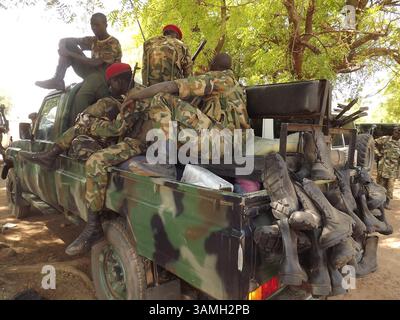 12 gennaio 2014 - Bentiu, Sud Sudan - soldati di pattuglia. L'Esercito Popolare di Liberazione del Sudan del Sud (SPLA) ha combattuto per riconquistare la capitale Unity State di Bentiu nel nord del Sudan del Sud. Bentiu è stato riconquistato dal (SPLA) dalle mani dei ribelli, guidati dall'ex vicepresidente Machar. Bentiu è uno degli stati più preziosi del Sud Sudan e uno dei maggiori produttori di petrolio del paese. L'ONU accusa entrambe le parti di bloccare gli aiuti. (Immagine di credito: © Samir Bol/ZUMA Wire/ZUMAPRESS.com) Foto Stock