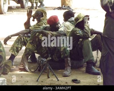 12 gennaio 2014 - Bentiu, Sud Sudan - soldati di pattuglia. L'Esercito Popolare di Liberazione del Sudan del Sud (SPLA) ha combattuto per riconquistare la capitale Unity State di Bentiu nel nord del Sudan del Sud. Bentiu è stato riconquistato dal (SPLA) dalle mani dei ribelli, guidati dall'ex vicepresidente Machar. Bentiu è uno degli stati più preziosi del Sud Sudan e uno dei maggiori produttori di petrolio del paese. L'ONU accusa entrambe le parti di bloccare gli aiuti. (Immagine di credito: © Samir Bol/ZUMA Wire/ZUMAPRESS.com) Foto Stock