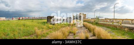 Carrozze ferroviarie passeggeri distrutte, fatiscenti e abbandonate accanto alla stazione ferroviaria in disuso nella città di Barreiro-Portogallo. Foto Stock