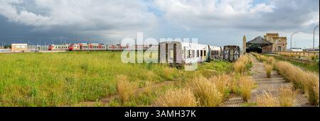 Carrozze ferroviarie passeggeri distrutte, fatiscenti e abbandonate accanto alla stazione ferroviaria in disuso nella città di Barreiro-Portogallo. Foto Stock