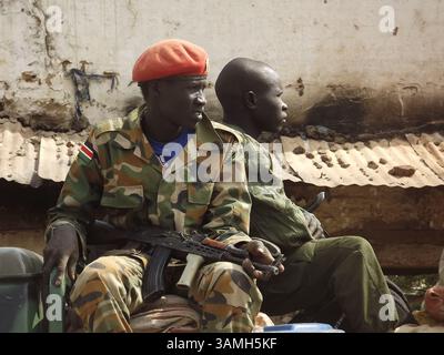 12 gennaio 2014 - Malakal, Sudan del Sud - soldati del governo (SPLA) nella capitale Malakal dello stato dell'alto Nilo nel Sud Sudan. Malakal è considerata una delle città più colpite dal conflitto tra il governo e i ribelli. (Immagine di credito: © Samir Bol/ZUMA Wire/ZUMAPRESS.com) Foto Stock