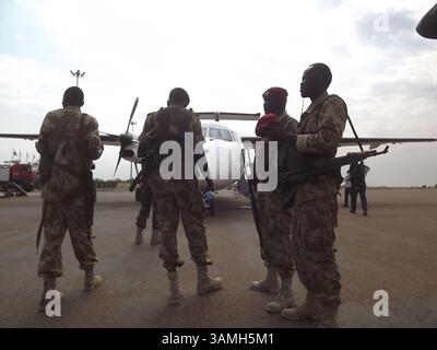 12 gennaio 2014 - Malakal, Sudan del Sud - i soldati del governo (SPLA) sorvegliano un aeroporto locale nella capitale Malakal dello stato dell'alto Nilo nel Sudan del Sud. Malakal è considerata una delle città più colpite dal conflitto tra il governo e i ribelli. (Immagine di credito: © Samir Bol/ZUMA Wire/ZUMAPRESS.com) Foto Stock