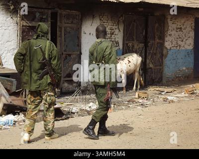12 gennaio 2014 - Malakal, Sudan del Sud - soldati del governo (SPLA) nella capitale Malakal dello stato dell'alto Nilo nel Sud Sudan. Malakal è considerata una delle città più colpite dal conflitto tra il governo e i ribelli. (Immagine di credito: © Samir Bol/ZUMA Wire/ZUMAPRESS.com) Foto Stock