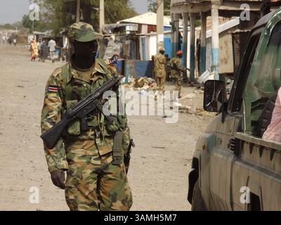 12 gennaio 2014 - Malakal, Sudan del Sud - soldati del governo (SPLA) nella capitale Malakal dello stato dell'alto Nilo nel Sud Sudan. Malakal è considerata una delle città più colpite dal conflitto tra il governo e i ribelli. (Immagine di credito: © Samir Bol/ZUMA Wire/ZUMAPRESS.com) Foto Stock
