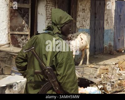 12 gennaio 2014 - Malakal, Sudan del Sud - soldati del governo (SPLA) nella capitale Malakal dello stato dell'alto Nilo nel Sud Sudan. Malakal è considerata una delle città più colpite dal conflitto tra il governo e i ribelli. (Immagine di credito: © Samir Bol/ZUMA Wire/ZUMAPRESS.com) Foto Stock