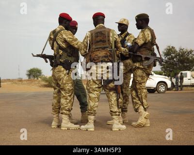 12 gennaio 2014 - Malakal, Sudan del Sud - soldati del governo (SPLA) nella capitale Malakal dello stato dell'alto Nilo nel Sud Sudan. Malakal è considerata una delle città più colpite dal conflitto tra il governo e i ribelli. (Immagine di credito: © Samir Bol/ZUMA Wire/ZUMAPRESS.com) Foto Stock