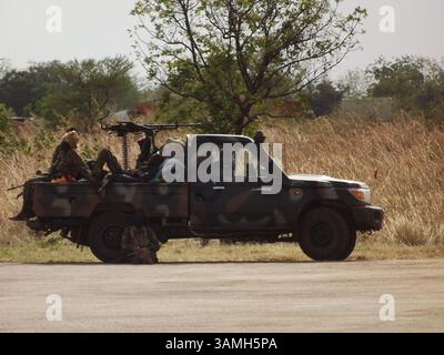 12 gennaio 2014 - Malakal, Sudan del Sud - soldati del governo (SPLA) nella capitale Malakal dello stato dell'alto Nilo nel Sud Sudan. Malakal è considerata una delle città più colpite dal conflitto tra il governo e i ribelli. (Immagine di credito: © Samir Bol/ZUMA Wire/ZUMAPRESS.com) Foto Stock