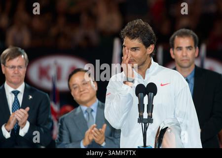 26 gennaio 2014 - Melbourne, Victoria, Australia - 26 gennaio 2014: Rafael NADAL (ESP) riceve il trofeo dei secondi classificati nella finale maschile il giorno 14 del torneo di tennis del grande slam degli Australian Open 2014 al Melbourne Park di Melbourne, Australia. Sydney Low/Cal Sport Media (immagine di credito: © Sydney Low/Cal Sport Media/ZUMAPRESS.com) Foto Stock