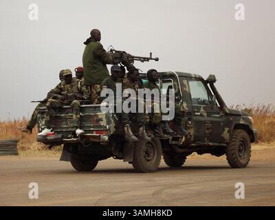 12 gennaio 2014 - Malakal, Sudan del Sud - soldati del governo (SPLA) nella capitale Malakal dello stato dell'alto Nilo nel Sud Sudan. Malakal è considerata una delle città più colpite dal conflitto tra il governo e i ribelli. (Immagine di credito: © Samir Bol/ZUMA Wire/ZUMAPRESS.com) Foto Stock