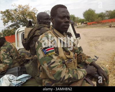 12 gennaio 2014 - Malakal, Sudan del Sud - soldati del governo (SPLA) nella capitale Malakal dello stato dell'alto Nilo nel Sud Sudan. Malakal è considerata una delle città più colpite dal conflitto tra il governo e i ribelli. (Immagine di credito: © Samir Bol/ZUMA Wire/ZUMAPRESS.com) Foto Stock