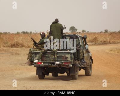 12 gennaio 2014 - Malakal, Sudan del Sud - 12 gennaio 2014 - Malakal, Sudan del Sud - soldati governativi (SPLA) nella capitale Malakal dello stato dell'alto Nilo nel Sud Sudan. Malakal è considerata una delle città più colpite dal conflitto tra il governo e i ribelli. (Immagine di credito: © Samir Bol/ZUMA Wire/ZUMAPRESS.com) (immagine di credito: © Samir Bol/ZUMA Wire/ZUMAPRESS.com) Foto Stock