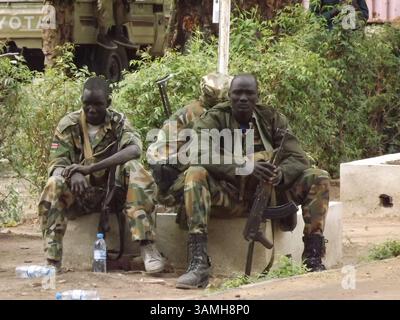 12 gennaio 2014 - Malakal, Sudan del Sud - soldati del governo (SPLA) nella capitale Malakal dello stato dell'alto Nilo nel Sud Sudan. Malakal è considerata una delle città più colpite dal conflitto tra il governo e i ribelli. (Immagine di credito: © Samir Bol/ZUMA Wire/ZUMAPRESS.com) Foto Stock