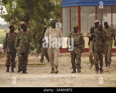 12 gennaio 2014 - Malakal, Sudan del Sud - Capo di Stato maggiore dell'SPLA GeneralÊJames Hoth MaiÊin (centro) accompagnato da un certo numero di ufficiali e soldati governativi (SPLA) nella capitale Malakal dello stato dell'alto Nilo nel Sudan del Sud. Malakal è considerata una delle città più colpite dal conflitto tra il governo e i ribelli. (Immagine di credito: © Samir Bol/ZUMA Wire/ZUMAPRESS.com) Foto Stock