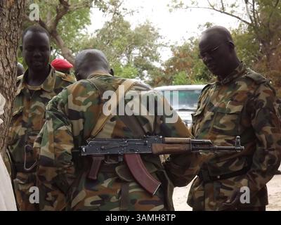 12 gennaio 2014 - Malakal, Sudan del Sud - soldati del governo (SPLA) nella capitale Malakal dello stato dell'alto Nilo nel Sud Sudan. Malakal è considerata una delle città più colpite dal conflitto tra il governo e i ribelli. (Immagine di credito: © Samir Bol/ZUMA Wire/ZUMAPRESS.com) Foto Stock