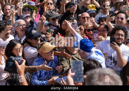 Los Angeles, California, Stati Uniti - 12 aprile 2025: Bernie Sanders saluta i tifosi al rally di lotta contro l'oligarchia a Los Angeles. Foto Stock