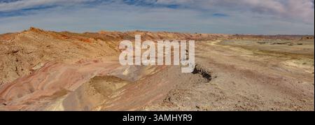 Le colorate colline Bentonite e la barriera corallina di San Rafael, nell'orlo di San Rafael, vicino a Hanksville, Utah. Foto Stock