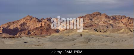 Le colorate colline Bentonite e la barriera corallina di San Rafael, nell'orlo di San Rafael, vicino a Hanksville, Utah. Foto Stock