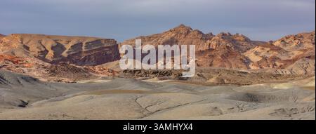 Le colorate colline Bentonite e la barriera corallina di San Rafael, nell'orlo di San Rafael, vicino a Hanksville, Utah. Foto Stock
