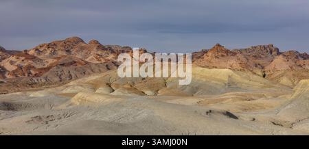 Le colorate colline Bentonite e la barriera corallina di San Rafael, nell'orlo di San Rafael, vicino a Hanksville, Utah. Foto Stock