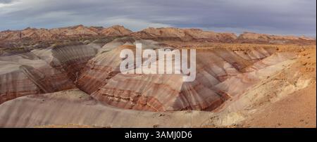 Le colorate colline Bentonite e la barriera corallina di San Rafael, nell'orlo di San Rafael, vicino a Hanksville, Utah. Foto Stock