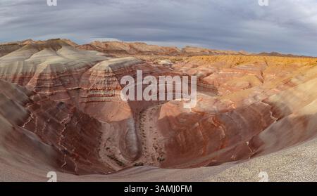 Le colorate colline Bentonite e la barriera corallina di San Rafael, nell'orlo di San Rafael, vicino a Hanksville, Utah. Foto Stock