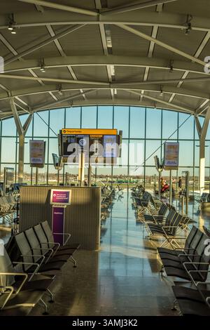 Heathrow, Londra - 28 gennaio 2019: Annuncio delle partenze presso il terminal C54 dell'aeroporto di Heathrow, Londra, Inghilterra, Regno Unito Foto Stock