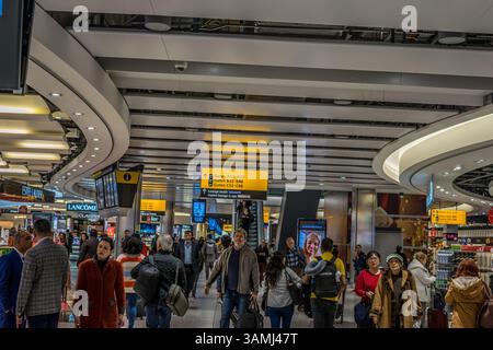 Heathrow, Londra - 28 gennaio 2019: Persone in attesa all'interno dell'aeroporto di Heathrow, Londra, Inghilterra, Regno Unito Foto Stock