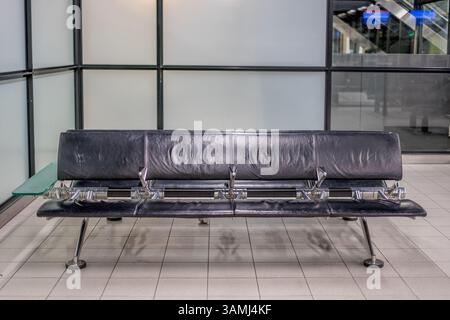 una panchina nera si trova al centro di una stanza Foto Stock