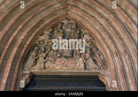 Timpano, sepoltura di Maria, chiesa di Sant'Andrea, Weissenburg, Franconia media, Baviera, Germania, Europa Foto Stock