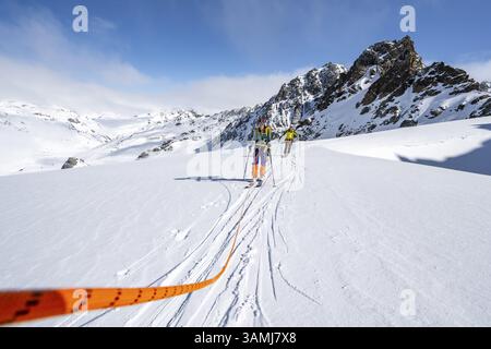 Scialpinismo con corda, team di corda sul ghiacciaio Vadret da Porchabella sulla salita alla vetta del Piz Kesch, paesaggio montano in inverno, alpino a. Foto Stock