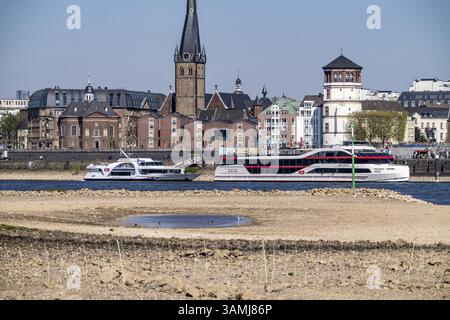 Reno a Duesseldorf, acque estremamente basse, livello del Reno a 114 cm, dopo la marcia più arida e più calda da quando sono iniziati i record meteorologici, la riva sinistra del Foto Stock