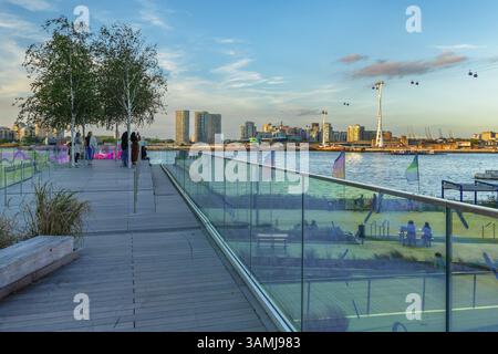 Vista dal molo Tide Walk sul Tamigi con la funivia IFS Cloud, Londra, Inghilterra, Gran Bretagna, Londra, Inghilterra meridionale, Regno Unito, Europa Foto Stock