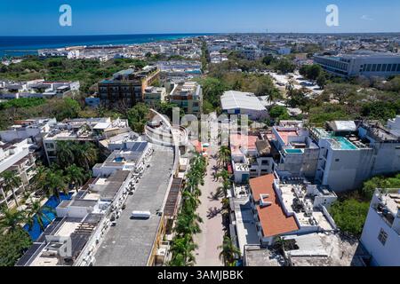 Splendida vista aerea di Playa del Carmen, che mostra la vibrante Fifth Avenue Foto Stock