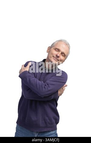 Felice pensionato che si abbraccia a occhi chiusi, godendo momenti di amore e cura su sfondo bianco Foto Stock