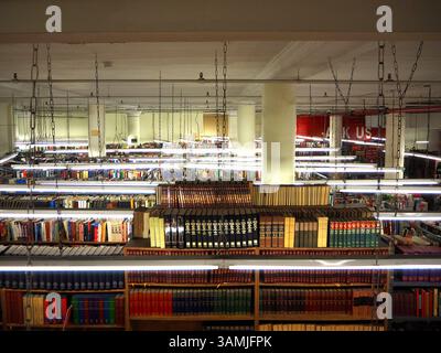 Corridoi illuminati di scaffali pieni di libri nella libreria Strand, New York Foto Stock