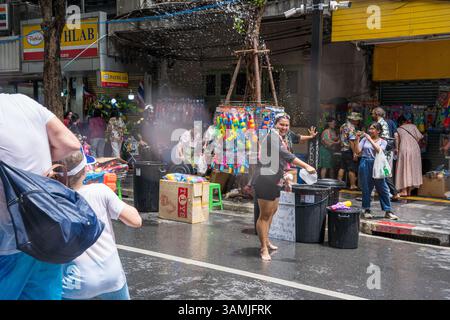 Silom, Bangkok, Tailandia - 12 aprile 2025 Songkran Festival, la breve azione delle persone si unisce alle celebrazioni del Capodanno Tailandese. Foto Stock