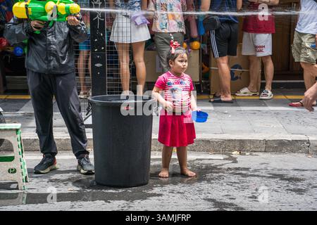 Silom, Bangkok, Tailandia - 12 aprile 2025 Songkran Festival, la breve azione delle persone si unisce alle celebrazioni del Capodanno Tailandese. Foto Stock