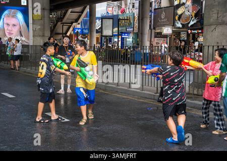 Silom, Bangkok, Tailandia - 12 aprile 2025 Songkran Festival, la breve azione delle persone si unisce alle celebrazioni del Capodanno Tailandese. Foto Stock