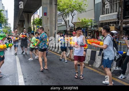 Silom, Bangkok, Tailandia - 12 aprile 2025 Songkran Festival, la breve azione delle persone si unisce alle celebrazioni del Capodanno Tailandese. Foto Stock