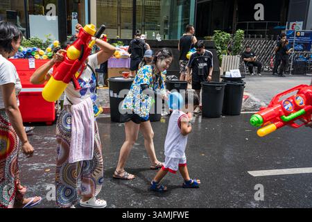 Silom, Bangkok, Tailandia - 12 aprile 2025 Songkran Festival, la breve azione delle persone si unisce alle celebrazioni del Capodanno Tailandese. Foto Stock