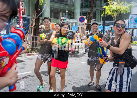 Silom, Bangkok, Tailandia - 12 aprile 2025 Songkran Festival, la breve azione delle persone si unisce alle celebrazioni del Capodanno Tailandese. Foto Stock