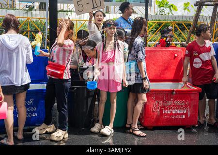 Silom, Bangkok, Tailandia - 12 aprile 2025 Songkran Festival, la breve azione delle persone si unisce alle celebrazioni del Capodanno Tailandese. Foto Stock